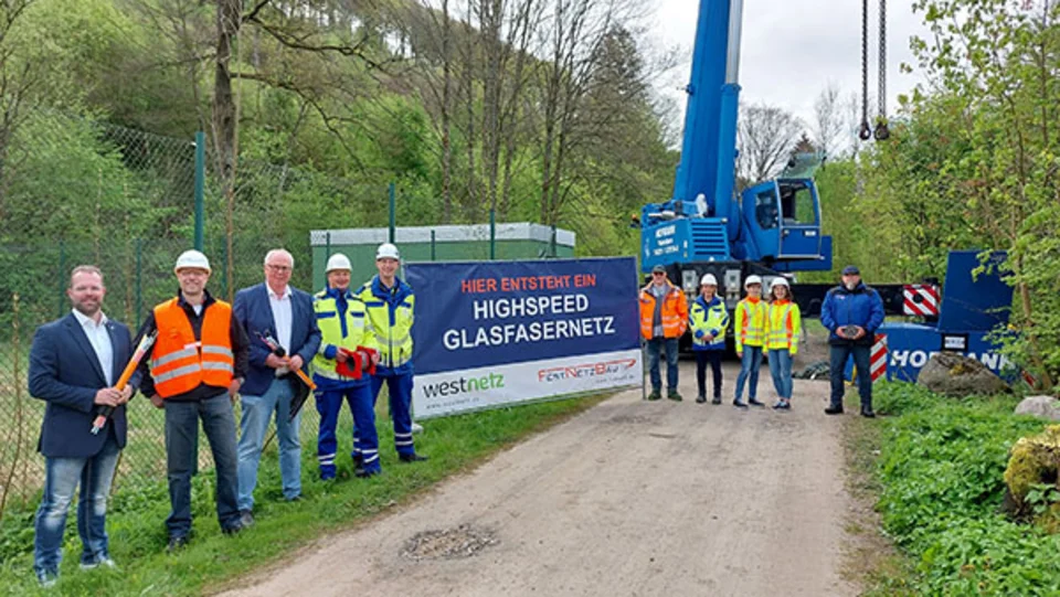 Die Arbeiten zum Ausbau des Glasfasernetzes in der Gemeinde Bestwig haben begonnen. Am Bähnchen wurde im Zuge der laufenden Arbeiten ein so genanntes „Point of Presence“-Gebäude errichtet – im Beisein von Bürgermeister Ralf Péus, Bestwigs Wirtschaftsförderer Alex Böer, Westconnect-Regionalmanager Heiko Grebe und den weiteren Projektbeteiligten.