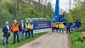 Die Arbeiten zum Ausbau des Glasfasernetzes in der Gemeinde Bestwig haben begonnen. Am Bähnchen wurde im Zuge der laufenden Arbeiten ein so genanntes „Point of Presence“-Gebäude errichtet – im Beisein von Bürgermeister Ralf Péus, Bestwigs Wirtschaftsförderer Alex Böer, Westconnect-Regionalmanager Heiko Grebe und den weiteren Projektbeteiligten.