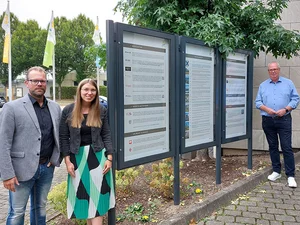 Wirtschaftsförderer Alexander Böer und Elena Beule präsentieren gemeinsam mit Bürgermeister Ralf Péus (v.li.) die neue Wirtschaftschronik, die in Zusammenarbeit mit der der „TREND“-Service GmbH aus Wuppertal entstanden ist.