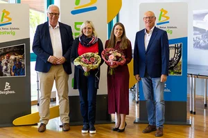 Elena Beule (2.v.re.) löst als Gleichstellungsbeauftragte der Gemeinde Bestwig Brigitte Hilgenhaus (2.vli.) ab. Bürgermeister Ralf Péus (li.) und Roland Burmann gratulieren.
