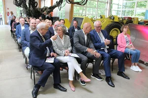 Ministerin Ina Scharrenbach bei angeregten Gesprächen in der Maschinenhalle