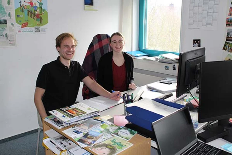 Teilen sich ein Büro im Bestwiger Rathaus: Michael Bünner und Miriam Schulte-Remmert.