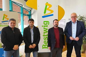 Cengiz Isler und Hasan Demirci als Vertreter der Neuen Moschee und Hodscha Haydar Darakci mit Bürgermeister Ralf Péus