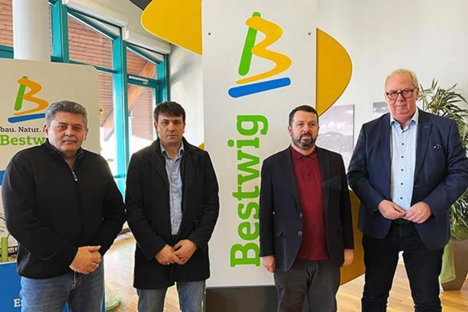 Cengiz Isler und Hasan Demirci als Vertreter der Neuen Moschee und Hodscha Haydar Darakci mit Bürgermeister Ralf Péus
