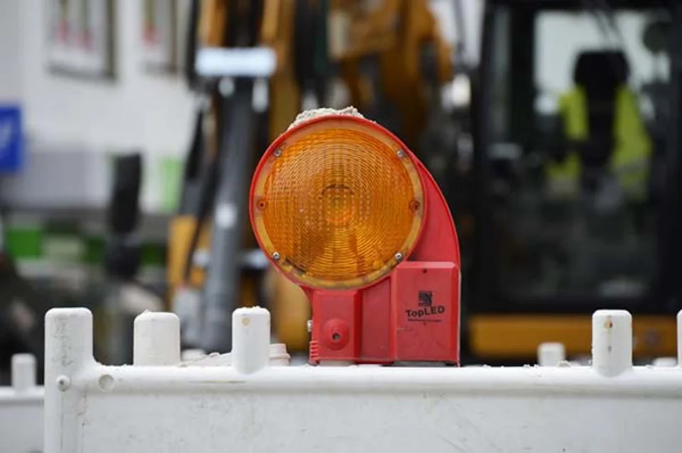 Sperrbarke mit Warnlampe