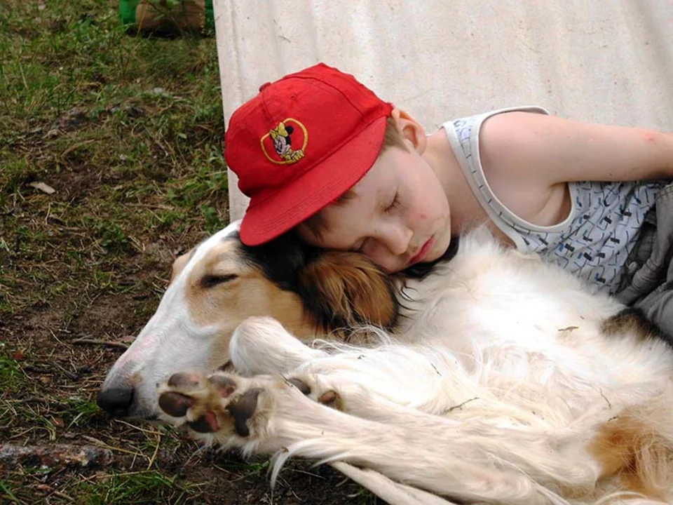 Ein Kind kuschelt mit einem Hund
