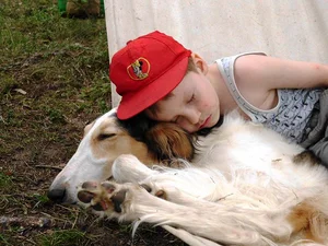Ein Kind kuschelt mit einem Hund