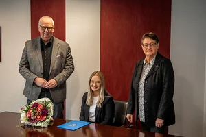 Michelle Reineke wurde zur Standesbeamtin bestellt – Bürgermeister Ralf Peus und Fachbereichsleiterin Claudia Schmitten überreichten ihr die Urkunde. 