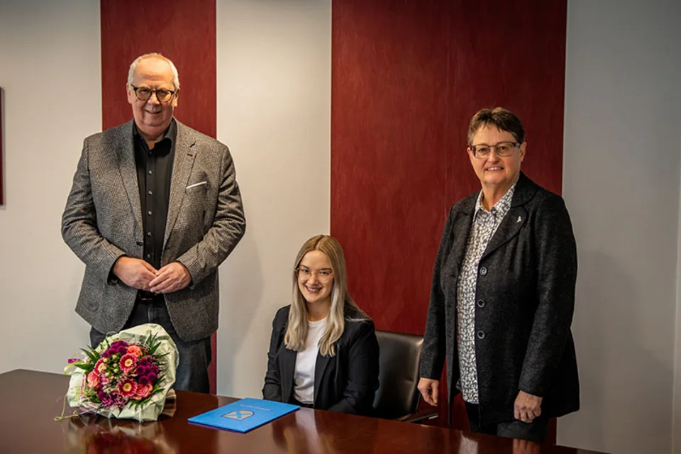 Michelle Reineke wurde zur Standesbeamtin bestellt – Bürgermeister Ralf Peus und Fachbereichsleiterin Claudia Schmitten überreichten ihr die Urkunde. 