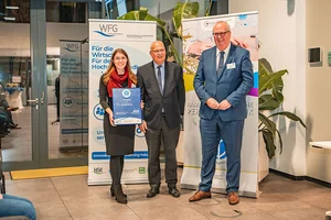 Gleichstellungsbeauftragte Elena Beule (li.) und Bürgermeister Ralf Péus (re.) nahmen für die Gemeindeverwaltung Bestwig das Zertifikat als familienfreundliches Unternehmen aus der Hand von Landrat Dr. Karl Schneider entgegen.