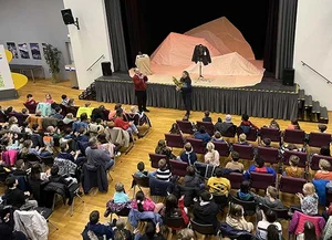 Kindertheater im Bürgersaal für die Kindern der Grundschule Velmede