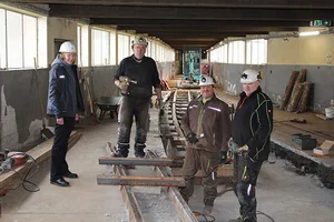 Technischer Leiter Frank Hermes und seine Kollegen bei den Gleisbauarbeiten im Bahnhof der Grubenbahn im Sauerländer Besucherbergwerk in Ramsbeck.