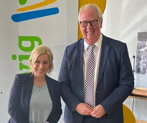 Bürgermeister Ralf Péus vereidigte Katja Seidel als neues Mitglied des Gemeinderates Bestwig.