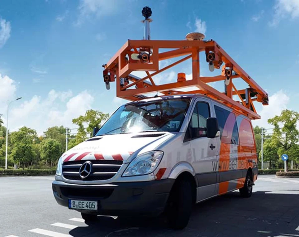 Im Auftrag der Gemeinde Bestwig erfasst das orange-silberne Messfahrzeug des Berliner Unternehmens eagle eye technologies im September die öffentlichen Straßen im Gemeindegebiet.