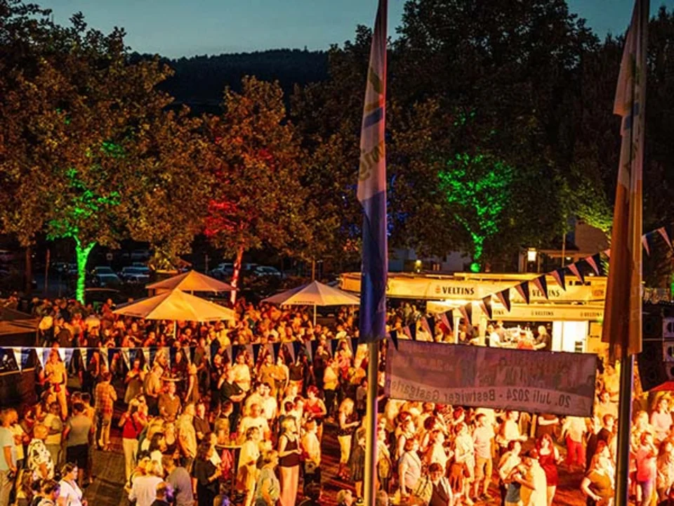 Bestwiger Gastgarten mit Familie Hossa: Super-Stimmung auf einem gut gefüllten Rathausplatz.