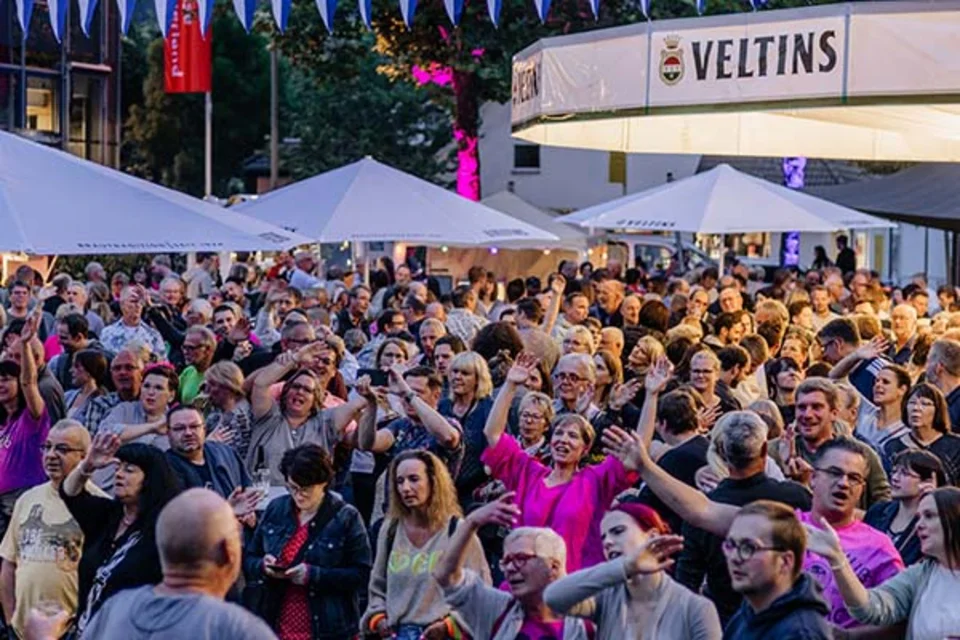 Die Band Groovejet sorgte am Samstagabend mit rockigen Klängen für Party-Atmosphäre und einen gut gefüllten Gastgarten.