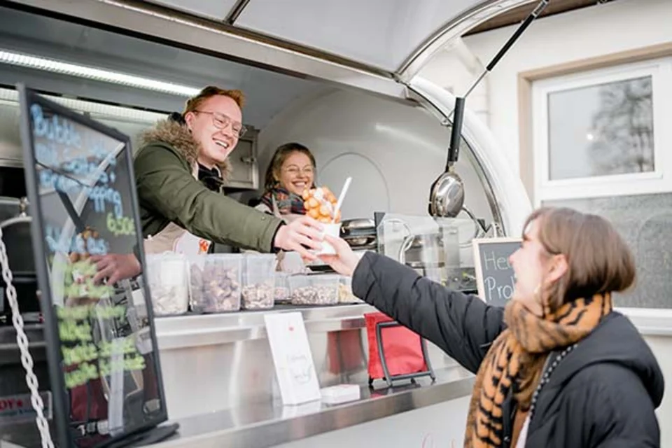 Wer etwas Süßes möchte, ist bei Sweet-Food richtig: Bubble-Waffeln kann man sich hier genau so zusammenstellen, wie man sie gerne essen möchte.