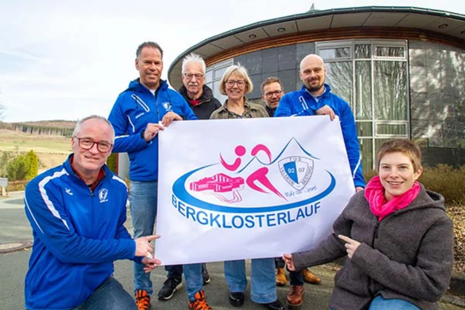 : Freuen sich auf den Startschuss (v.l.) Winfried Gerold, Udo Barg und Elmar Dünschede vom TuS, die stellvertretende Schulleiterin des Berufskollegs, Sabine Wegener, Andreas Pfläging, Leiter der Bildungsakademie, Tomislav Vargic vom Lauftreff und Hausleiterin Eva Diepes.