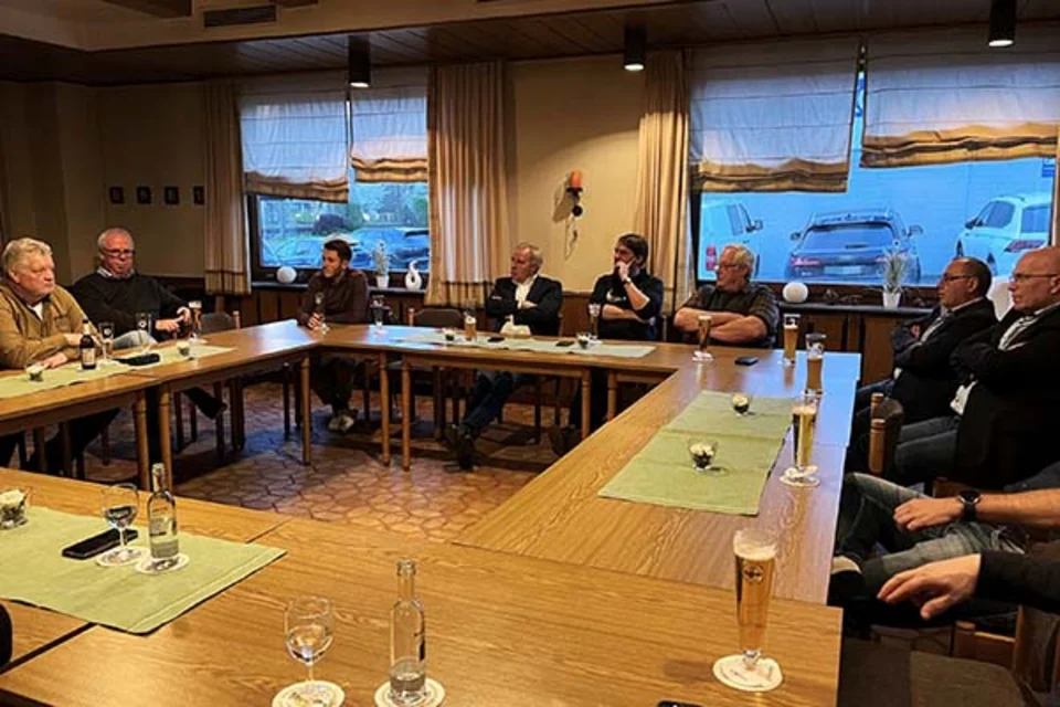 Gemeinsam mit Joachim Hofius (li.), Vorsitzender des Arbeitskreises Wirtschaft, und Bürgermeister Ralf Péus (2.v.li.) traf sich der neue Stammtisch für Unternehmerinnen und Unternehmer im Gasthof Hengsbach.