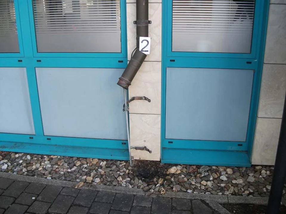 An sieben Stellen am Rathaus in Bestwig wurden Regenfallrohrleitungen abgebrochen und gestohlen