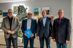 Thorsten Senger (2.v.li.) ist neuer Ortsheimatpfleger für Nuttlar. Bürgermeister Ralf Péus (li.) überreichte ihm in Beisein von Markus Sommer (Ortsvorsteher Nuttlar) und Roland Burmann (re., Allgemeiner Vertreter des Bürgermeisters) die Ernennungsurkunde.