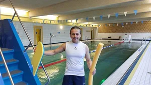 Alex Macedo im Schwimmbad Bestwig