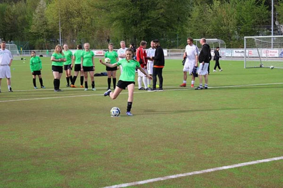 Einweihung des Bürgersportplatzes-Damenfussball