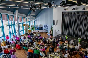 Mehr als 120 Besucherinnen waren jetzt beim Bestwiger Frauenfrühstück im ausverkauften Bürgersaal des Bürger- und Rathauses zu Gast.