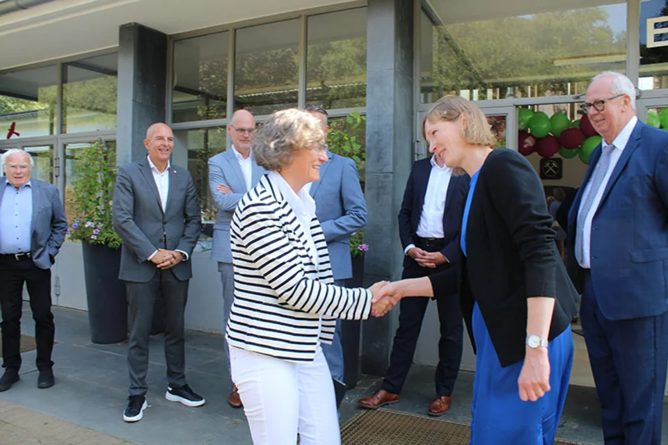 Ganz im Zeichen des Jubiläums stand das Jahr 2024 im Sauerländer Besucherbergwerk. Das Bild zeigt Ministerin Ina Scharrenbach beim Besuch in Ramsbeck