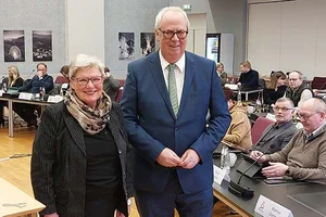 Gertrudis Dohle wurde jetzt von Bürgermeister Ralf Péus als neues Mitglied der Bürgervertretung verpflichtet