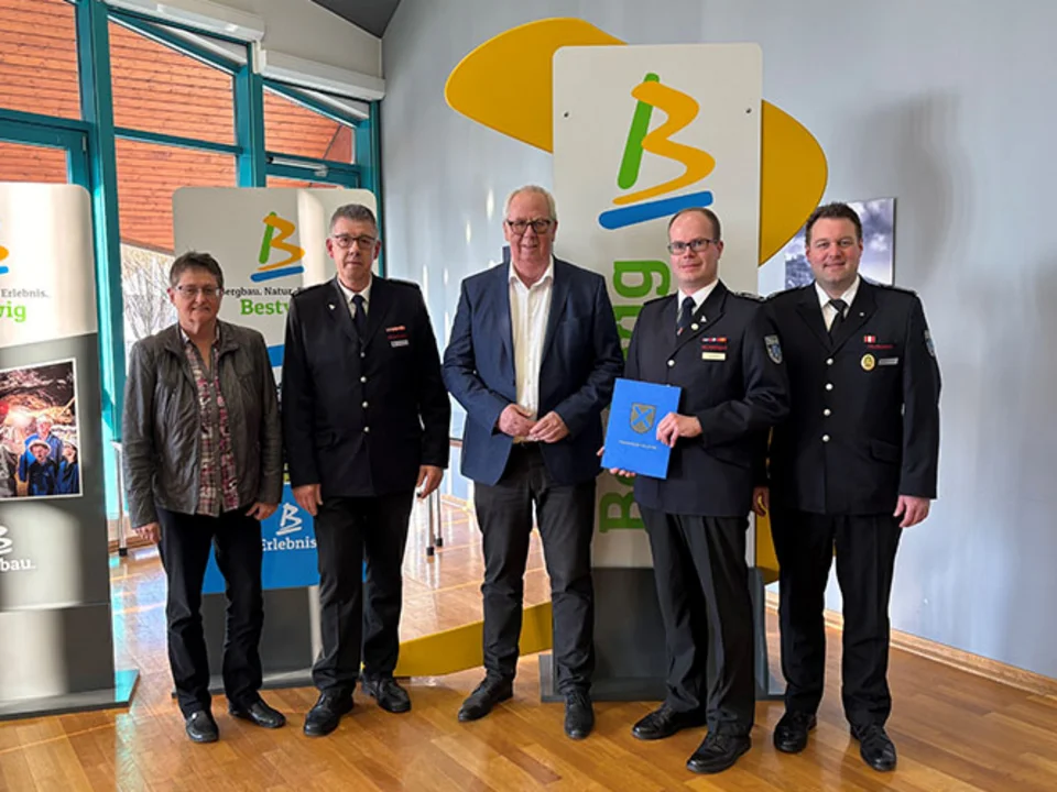  Bildzeile: Zur Ernennung von Jan Adler (2.v.re.) zum stellv. Wehrleiter gratulieren (v.li.): Bürgeramtsleiterin Claudia Schmitten, Wehrleiter Uwe Mikitta, Bürgermeister Ralf Péus und stellv. Wehrleiter Daniel Drewek.