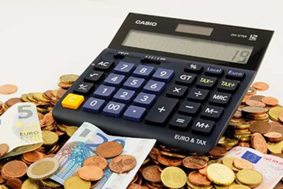 Taschenrechner auf einem haufen Geld