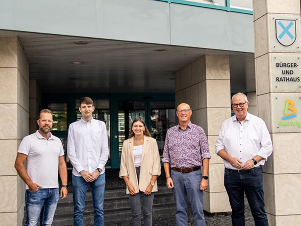 Neue Gesichter im Team des Bürger- und Rathauses Bestwig: Bürgermeister Ralf Péus und sein Allgemeiner Vertreter Roland Burmann (v.re.) sowie Personalratsvorsitzender Alexander Böer (li.) begrüßten Alina Huß und Niklas Emmerich.