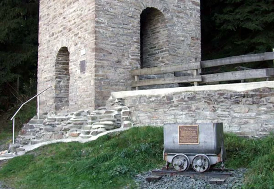 Der Rauchgaskamin am Bastenberg ist eines der Ziele der Wanderung. 