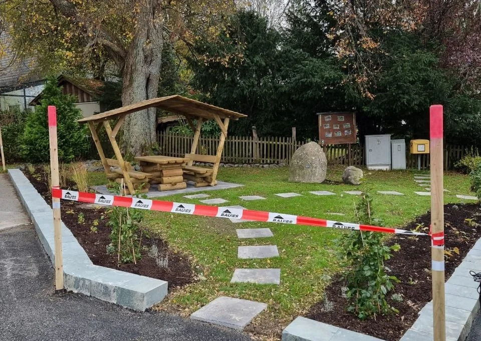 Der Dorfplatz in Schederberge kurz vor der Eröffnung