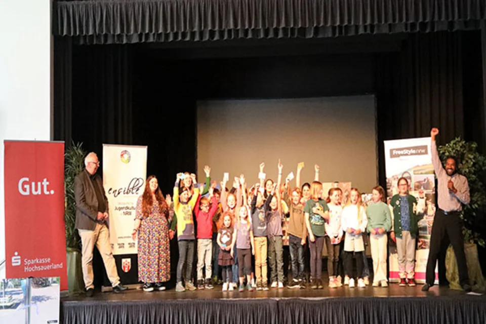 01.) Mit einem Feuerwerk an Freude feiern Bestwiger und Olsberger Kinder den Abschluss ihrer Fotografie-Ausstellung im Bürger- und Rathaus Bestwig.