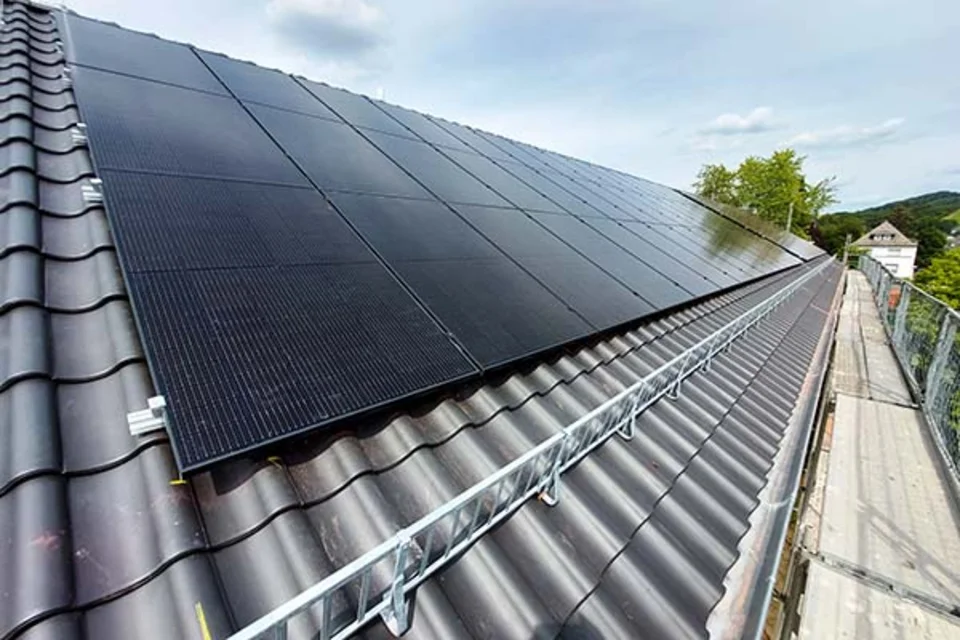 Dach mit Photovoltaik
