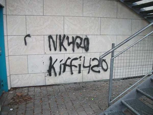 Bislang unbekannte Täter haben an der Natursteinfassade des Gebäudes verschiedene Schmierereien angebracht.