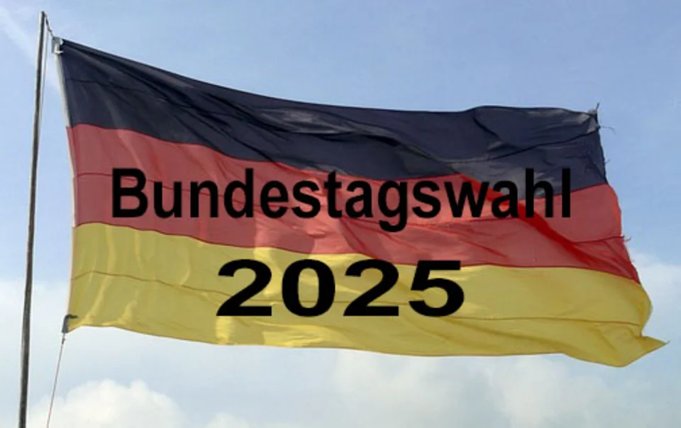 Bundesflagge mit der Aufschrift Bundestagswahl 2025
