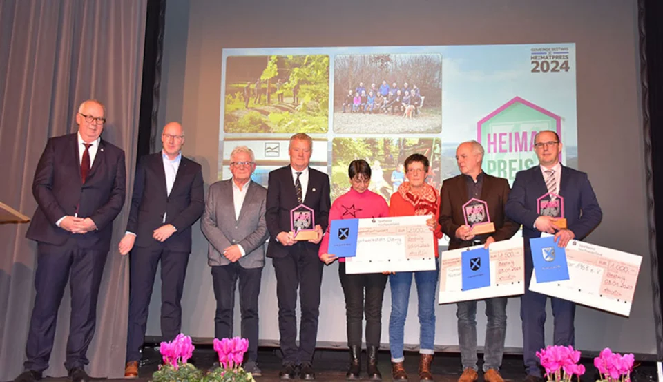 03.) Mit dem Heimatpreis der Gemeinde Bestwig wurden die Dorfwerkstatt Ostwig, die Tretbeckengruppe Nuttlar und der SV Berlar ausgezeichnet.