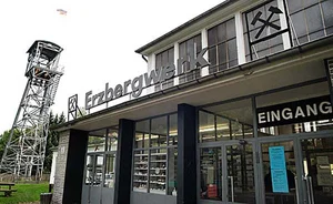 Karin Menke bittet zum Yoga unterm Förderturm. 