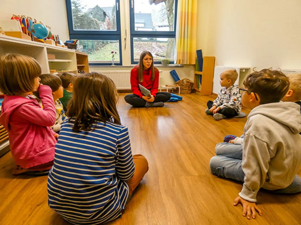 “Was ist Demokratie?”: Passend zum bundesweiten Vorlesetag wurde den Kindern – wie hier in Velmede im Kindergarten Villa Kunterbunt von Elena Beule – aus ihrem neuen Buch vorgelesen.