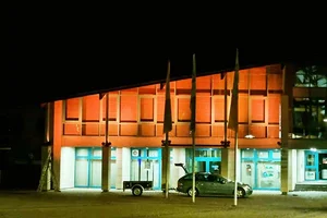 Rathaus Bestwig, orange angestrahlt