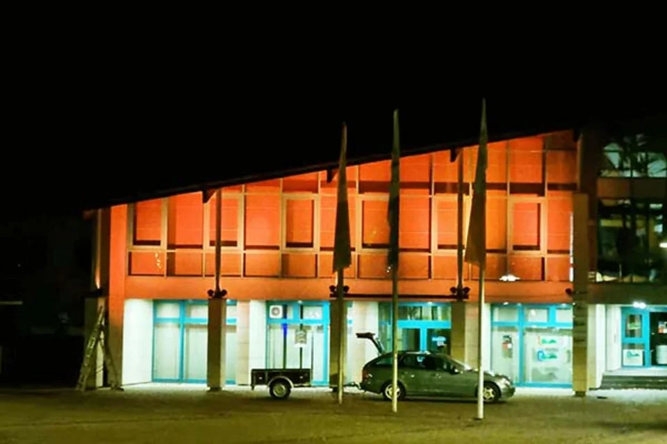 Rathaus Bestwig, orange angestrahlt