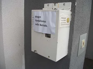 Hoher Sachschaden wurde beim Aufbruch des Münzautomaten am Bahnhofs-WC angerichtet.
