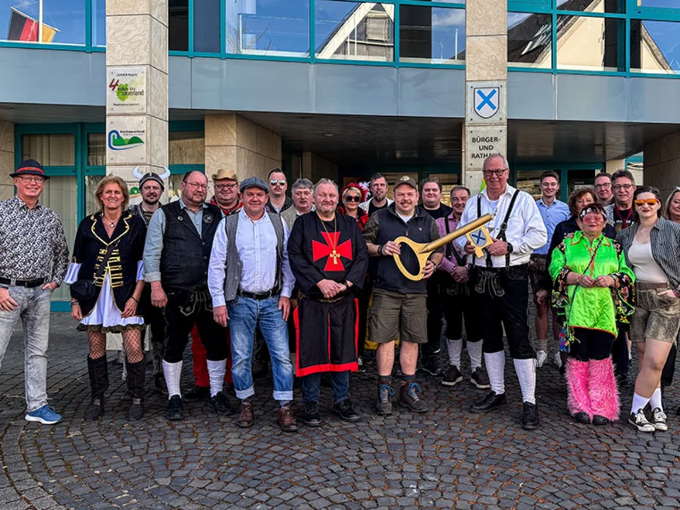 Am Rosenmontag stürmten die Karnevalisten der Gemeinde Bestwig das Bestwiger Bürger- und Rathaus, um Bürgermeister Ralf Péus den symbolischen Rathausschlüssel zurückzugeben.