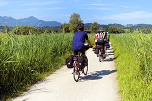 Zwei Radfahrer*innen