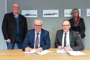 Die beiden Bürgermeister Ralf Péus (vorne links) und Christoph Weber (vorne rechts) unterzeichneten den Vertrag über den zeitweisen Umzug der St.-Walburga-Hauptschule Meschede ins Bestwiger Franz-Hoffmeister-Schulzentrum. Mit im Bild: Fachbereichsleiterin Gisela Bartsch und Roland Burmann, Allgemeiner Vertreter des Bestwiger Bürgermeisters