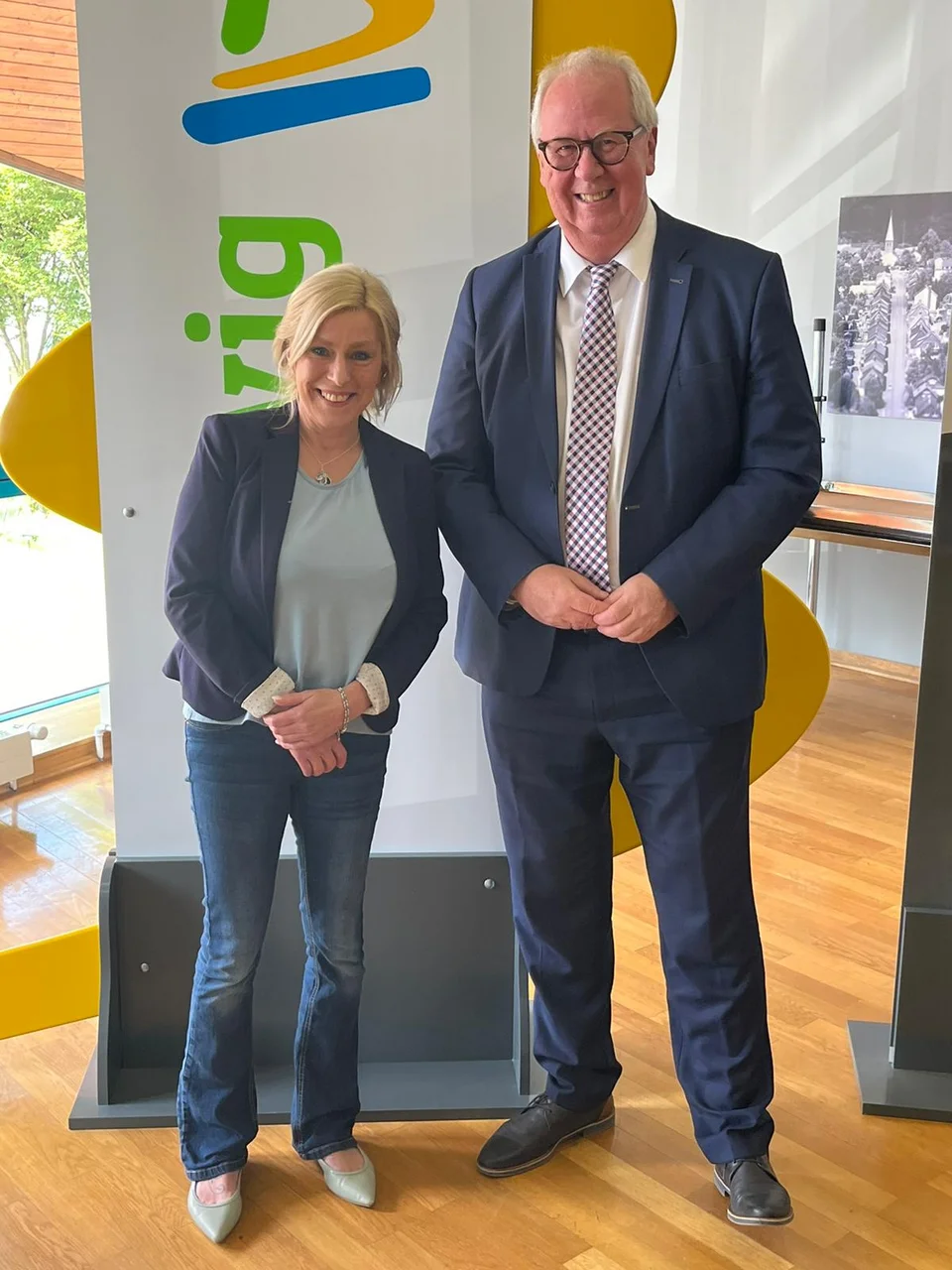 Bürgermeister Ralf Péus vereidigte Katja Seidel als neues Mitglied des Gemeinderates Bestwig.