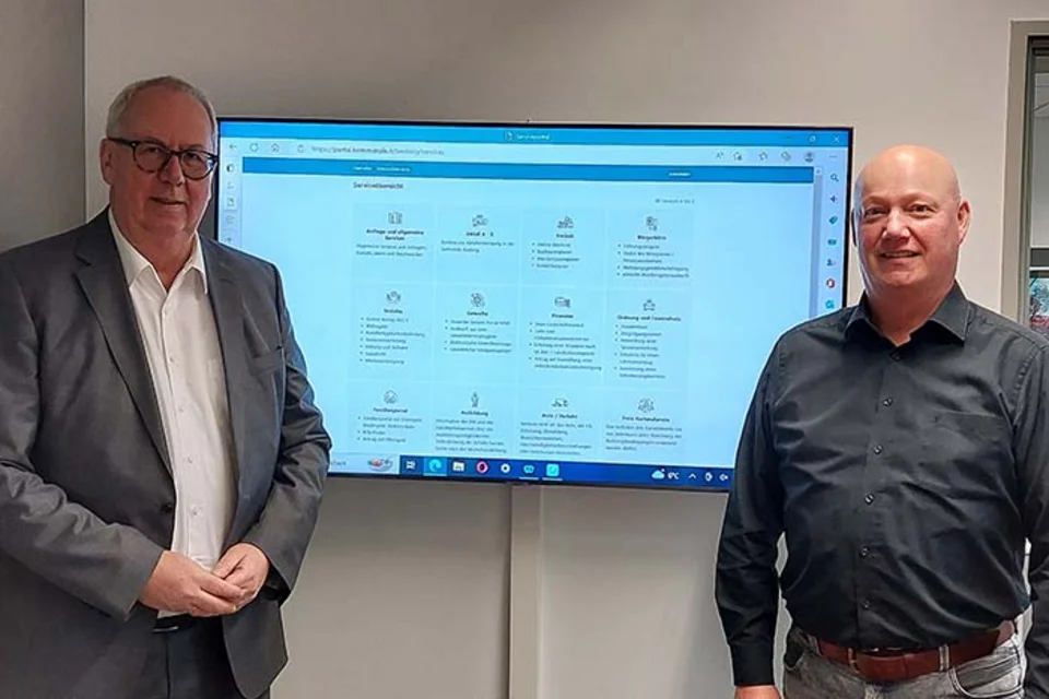 Ralf Péus (li.) und sein Allgemeiner Vertreter Roland Burmann präsentieren das neue Online-Bürgerserviceportal der Gemeinde Bestwig.